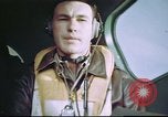Standbild B-17 crewman auf interphone Vereinigtes Königreich, 1943, aus Sekunde 43 historischem Filmmaterial Videoclip 65675061388
