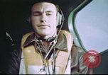 Standbild B-17 crewman auf interphone Vereinigtes Königreich, 1943, aus Sekunde 44 historischem Filmmaterial Videoclip 65675061388
