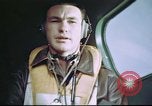 Standbild B-17 crewman auf interphone Vereinigtes Königreich, 1943, aus Sekunde 45 historischem Filmmaterial Videoclip 65675061388