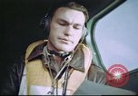Standbild B-17 crewman auf interphone Vereinigtes Königreich, 1943, aus Sekunde 46 historischem Filmmaterial Videoclip 65675061388