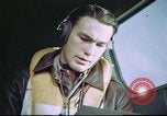 Standbild B-17 crewman auf interphone Vereinigtes Königreich, 1943, aus Sekunde 47 historischem Filmmaterial Videoclip 65675061388