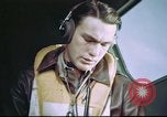 Standbild B-17 crewman auf interphone Vereinigtes Königreich, 1943, aus Sekunde 48 historischem Filmmaterial Videoclip 65675061388