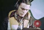 Standbild B-17 crewman auf interphone Vereinigtes Königreich, 1943, aus Sekunde 49 historischem Filmmaterial Videoclip 65675061388