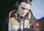 Standbild B-17 crewman auf interphone Vereinigtes Königreich, 1943, aus Sekunde 50 historischem Filmmaterial Videoclip 65675061388