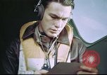 Standbild B-17 crewman auf interphone Vereinigtes Königreich, 1943, aus Sekunde 51 historischem Filmmaterial Videoclip 65675061388