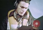 Standbild B-17 crewman auf interphone Vereinigtes Königreich, 1943, aus Sekunde 52 historischem Filmmaterial Videoclip 65675061388