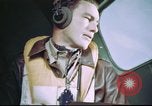 Standbild B-17 crewman auf interphone Vereinigtes Königreich, 1943, aus Sekunde 53 historischem Filmmaterial Videoclip 65675061388