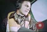 Standbild B-17 crewman auf interphone Vereinigtes Königreich, 1943, aus Sekunde 54 historischem Filmmaterial Videoclip 65675061388