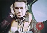 Standbild B-17 crewman auf interphone Vereinigtes Königreich, 1943, aus Sekunde 55 historischem Filmmaterial Videoclip 65675061388