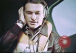 Standbild B-17 crewman auf interphone Vereinigtes Königreich, 1943, aus Sekunde 56 historischem Filmmaterial Videoclip 65675061388