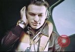 Standbild B-17 crewman auf interphone Vereinigtes Königreich, 1943, aus Sekunde 57 historischem Filmmaterial Videoclip 65675061388