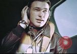 Standbild B-17 crewman auf interphone Vereinigtes Königreich, 1943, aus Sekunde 58 historischem Filmmaterial Videoclip 65675061388