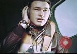 Standbild B-17 crewman auf interphone Vereinigtes Königreich, 1943, aus Sekunde 59 historischem Filmmaterial Videoclip 65675061388