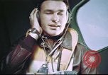 Standbild B-17 crewman auf interphone Vereinigtes Königreich, 1943, aus Sekunde 60 historischem Filmmaterial Videoclip 65675061388