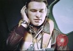 Standbild B-17 crewman auf interphone Vereinigtes Königreich, 1943, aus Sekunde 61 historischem Filmmaterial Videoclip 65675061388