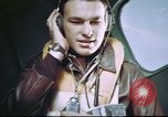 Standbild B-17 crewman auf interphone Vereinigtes Königreich, 1943, aus Sekunde 62 historischem Filmmaterial Videoclip 65675061388