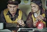 Standbild B-17 crew Debriefing Vereinigtes Königreich, 1943, aus Sekunde 3 historischem Filmmaterial Videoclip 65675061390