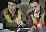 Standbild B-17 crew Debriefing Vereinigtes Königreich, 1943, aus Sekunde 6 historischem Filmmaterial Videoclip 65675061390