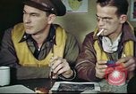 Standbild B-17 crew Debriefing Vereinigtes Königreich, 1943, aus Sekunde 7 historischem Filmmaterial Videoclip 65675061390