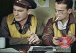 Standbild B-17 crew Debriefing Vereinigtes Königreich, 1943, aus Sekunde 8 historischem Filmmaterial Videoclip 65675061390