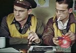 Standbild B-17 crew Debriefing Vereinigtes Königreich, 1943, aus Sekunde 9 historischem Filmmaterial Videoclip 65675061390