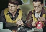 Standbild B-17 crew Debriefing Vereinigtes Königreich, 1943, aus Sekunde 10 historischem Filmmaterial Videoclip 65675061390