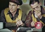 Standbild B-17 crew Debriefing Vereinigtes Königreich, 1943, aus Sekunde 11 historischem Filmmaterial Videoclip 65675061390