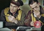 Standbild B-17 crew Debriefing Vereinigtes Königreich, 1943, aus Sekunde 12 historischem Filmmaterial Videoclip 65675061390