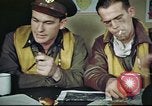 Standbild B-17 crew Debriefing Vereinigtes Königreich, 1943, aus Sekunde 13 historischem Filmmaterial Videoclip 65675061390