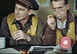 Standbild B-17 crew Debriefing Vereinigtes Königreich, 1943, aus Sekunde 14 historischem Filmmaterial Videoclip 65675061390