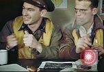 Standbild B-17 crew Debriefing Vereinigtes Königreich, 1943, aus Sekunde 15 historischem Filmmaterial Videoclip 65675061390