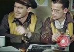 Standbild B-17 crew Debriefing Vereinigtes Königreich, 1943, aus Sekunde 16 historischem Filmmaterial Videoclip 65675061390