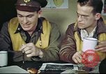 Standbild B-17 crew Debriefing Vereinigtes Königreich, 1943, aus Sekunde 17 historischem Filmmaterial Videoclip 65675061390