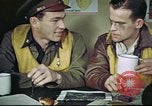 Standbild B-17 crew Debriefing Vereinigtes Königreich, 1943, aus Sekunde 18 historischem Filmmaterial Videoclip 65675061390