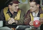 Standbild B-17 crew Debriefing Vereinigtes Königreich, 1943, aus Sekunde 19 historischem Filmmaterial Videoclip 65675061390
