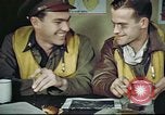 Standbild B-17 crew Debriefing Vereinigtes Königreich, 1943, aus Sekunde 20 historischem Filmmaterial Videoclip 65675061390