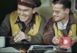 Standbild B-17 crew Debriefing Vereinigtes Königreich, 1943, aus Sekunde 21 historischem Filmmaterial Videoclip 65675061390