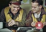 Standbild B-17 crew Debriefing Vereinigtes Königreich, 1943, aus Sekunde 22 historischem Filmmaterial Videoclip 65675061390