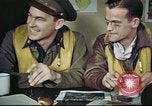 Standbild B-17 crew Debriefing Vereinigtes Königreich, 1943, aus Sekunde 23 historischem Filmmaterial Videoclip 65675061390