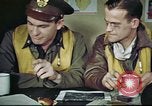 Standbild B-17 crew Debriefing Vereinigtes Königreich, 1943, aus Sekunde 24 historischem Filmmaterial Videoclip 65675061390