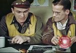 Standbild B-17 crew Debriefing Vereinigtes Königreich, 1943, aus Sekunde 25 historischem Filmmaterial Videoclip 65675061390