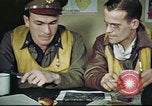 Standbild B-17 crew Debriefing Vereinigtes Königreich, 1943, aus Sekunde 26 historischem Filmmaterial Videoclip 65675061390