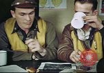 Standbild B-17 crew Debriefing Vereinigtes Königreich, 1943, aus Sekunde 27 historischem Filmmaterial Videoclip 65675061390
