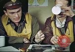 Standbild B-17 crew Debriefing Vereinigtes Königreich, 1943, aus Sekunde 28 historischem Filmmaterial Videoclip 65675061390