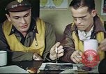 Standbild B-17 crew Debriefing Vereinigtes Königreich, 1943, aus Sekunde 29 historischem Filmmaterial Videoclip 65675061390