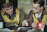 Standbild B-17 crew Debriefing Vereinigtes Königreich, 1943, aus Sekunde 30 historischem Filmmaterial Videoclip 65675061390