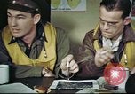 Standbild B-17 crew Debriefing Vereinigtes Königreich, 1943, aus Sekunde 31 historischem Filmmaterial Videoclip 65675061390
