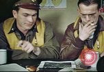 Standbild B-17 crew Debriefing Vereinigtes Königreich, 1943, aus Sekunde 32 historischem Filmmaterial Videoclip 65675061390