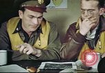 Standbild B-17 crew Debriefing Vereinigtes Königreich, 1943, aus Sekunde 33 historischem Filmmaterial Videoclip 65675061390