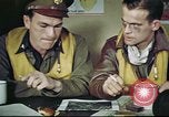 Standbild B-17 crew Debriefing Vereinigtes Königreich, 1943, aus Sekunde 34 historischem Filmmaterial Videoclip 65675061390